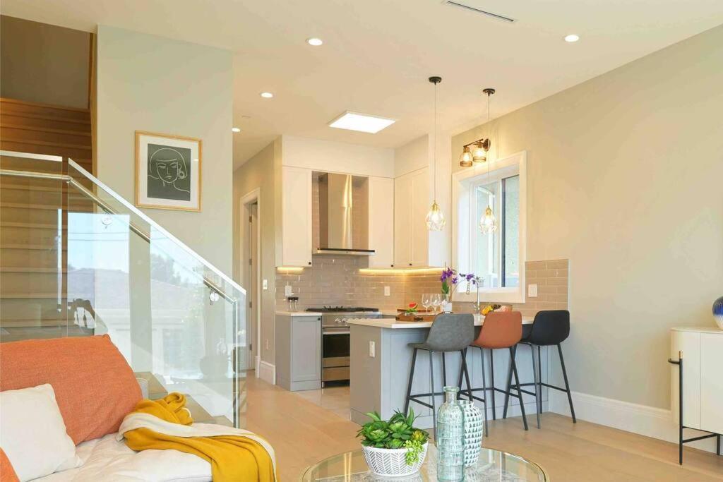 Four Bedrooms New Lovely Duplex House-1628 Vancouver Exterior photo